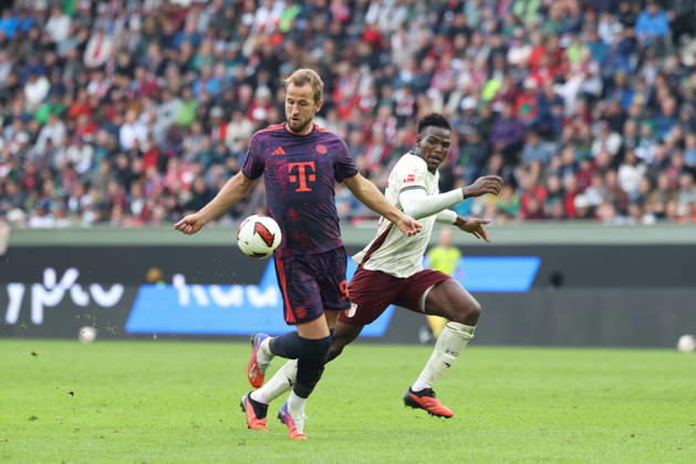 Harry Kane, FC Bayern Munich, 09, with Abdulai Bah, FC Augsburg, 35, GER, FC Augsburg vs. FC Bayern Munich, Soccer, Bundesliga, Matchday 5, 2026–2027 Season, October 10, 2026, DFL and DFB regulations prohibit any use of photographs as image sequences and or quasi-video, GER, FC Augsburg vs. FC Bayern Munich, Soccer, Bundesliga, Matchday 5, 2026–2027 season, October 10, 2026, Augsburg Copyright: xEibner-Pressefoto JennixMaulx EP_JML