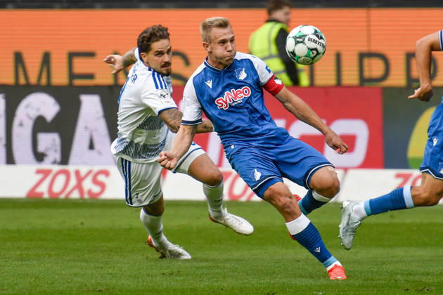 v li battling for the ball Lex Tyger Lobinger Duisburg 9 Valentin Lässig Laessig Hoffenheim 6 10 10 2026 ¢ Soccer ¢ MSV Duisburg vs. TSG 1899 Hoffenheim II, Schauinsland Reisen Arena, Duisburg, DFB DFL REGULATIONS PROHIBIT ANY USE OF PHOTOGRAPHS AS IMAGE SEQUENCES AND OR QUASI-VIDEO NRW Germany Copyright: xpepphotox xSaschaxWeizx pep00321, pep_20261010_hm