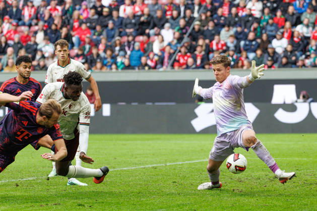 Finn Dahmen 1, FC Augsburg prevents a goal during the match between FC Augsburg and FC Bayern Munich, Soccer, Men s, Bundesliga, 2026–2027, Matchday 5 on October 10, 2026, in Augsburg, WWK ARENA. DFL and DFB regulations prohibit any use of photographs as image sequences and or quasi-video. Bayern, Germany
