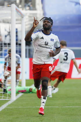Terem Moffi of HSV outjumps Ozan Kabak of TSG Hoffenheim to head the ball into the net, scoring the goal to tie the game at 2–2, and celebrates the goal in the Bundesliga match between TSG 1899 Hoffenheim and Hamburger SV at the PreZero Arena, Sinsheim, Germany, on October 10, 2026, in action during the Bundesliga match between TSG 1899 Hoffenheim and Hamburger SV at the PreZero Arena, Sinsheim, Germany, on October 10, 2026. DFB and DFL regulations prohibit any use of photographs as image sequences and or quasi-video, Copyright: HMBxMedia xHeikoxBecker