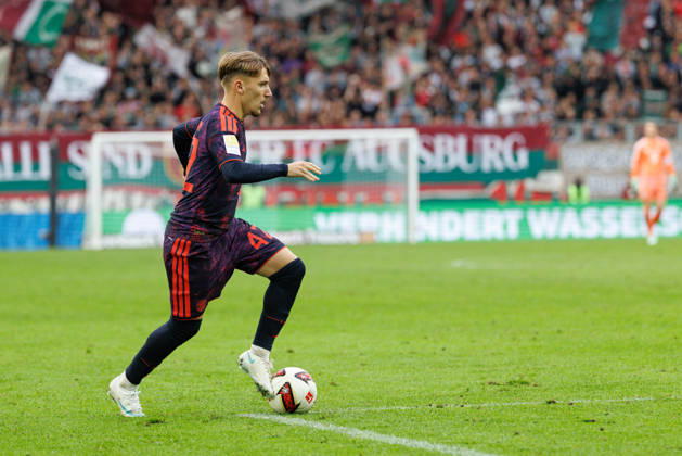 Lennart Karl, 42, FC Bayern Munich, during the match between FC Augsburg and FC Bayern Munich, soccer, men s, Bundesliga, 2026–2027, Matchday 5 on October 10, 2026, in Augsburg, WWK ARENA. DFL and DFB regulations prohibit any use of photographs as image sequences and or quasi-video. Bayern, Germany