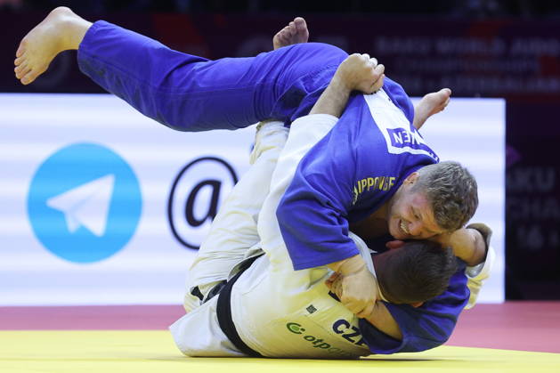 Sport Bilder des Tages AZERBAIJAN, BAKU - OCTOBER 10, 2026: Finland s Martti Puumalainen (top) and Czechia s Lukas Krpalek fight in their heavyweight bout during the 2026 World Judo Championships at the National Gymnastics Arena. Mikhail Sinitsyn TASS 99047155
