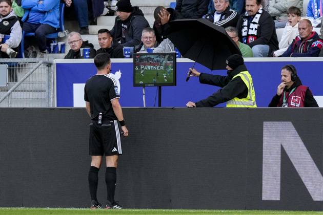 After the alleged goal that tied the score at 2–2 for HSV, referee Harm Osmers consulted the Video Assistant Referee (VAR), video evidence, video referee, video, play, action, game scene, October 10, 2026, Sinsheim, Germany, soccer, Bundesliga, TSG 1899 Hoffenheim, Hamburger SV, DFB and DFL regulations prohibit any use of photographs as image sequences and or quasi-video xozx