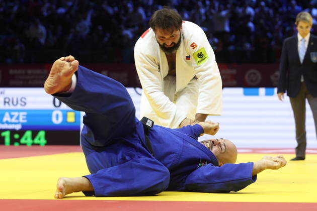 AZERBAIJAN, BAKU - OCTOBER 10, 2026: Russia s Inal Tasoev (standing) and Azerbaijan s Ushangi Kokauri fight in their heavyweight bout during the 2026 World Judo Championships at the National Gymnastics Arena. Mikhail Sinitsyn TASS 99048435