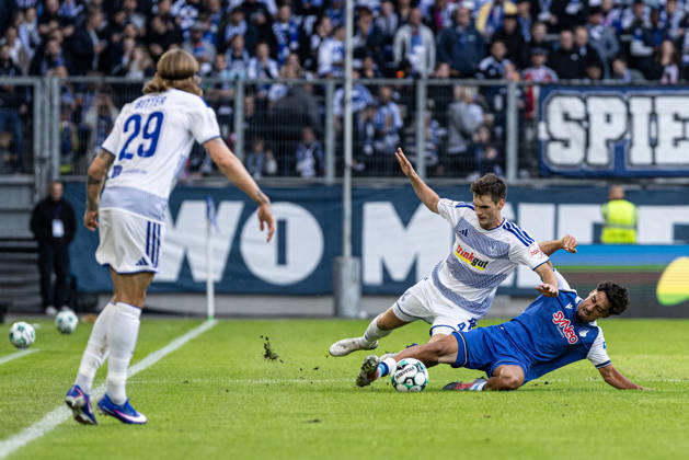 3rd Division: MSV Duisburg vs. TSG Hoffenheim II, October 10, 2026, Martin Ens, MSV Duisburg, 4, Christian Viet MSV Duisburg, 10 3rd Division Matchday 8 MSV Duisburg vs. TSG Hoffenheim II at Schauinsland Reisen Arena, Duisburg, October 10, 2026 DFB regulations prohibit any use of photographs as image sequences and or quasi-video Copyright: xBEAUTIFULxSPORTS Buriakovx