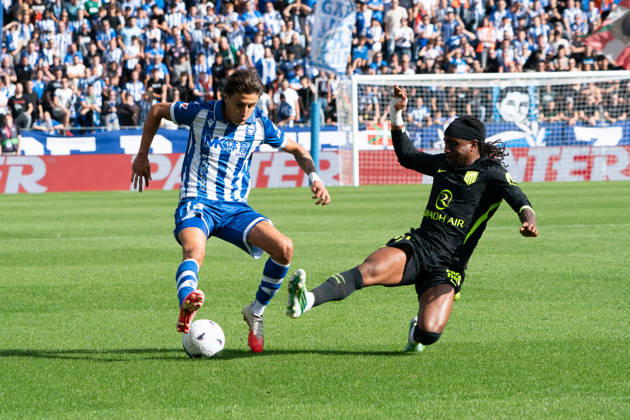 ESP LaLiga EA Sports: Deportivo Alavés vs. Atlético Madrid — Nahuel Tenaglia of Deportivo Alavés and Ademola Lookman of Atlético Madrid during the LaLiga EA Sports match between Deportivo Alavés and Atlético Madrid, played at Mendizorroza Stadium in Vitoria-Gasteiz on October 10, 2026 in Spain, VITORIA-GASTEIZ, Spain, Soccer Copyright: xAgenciaxLOFx