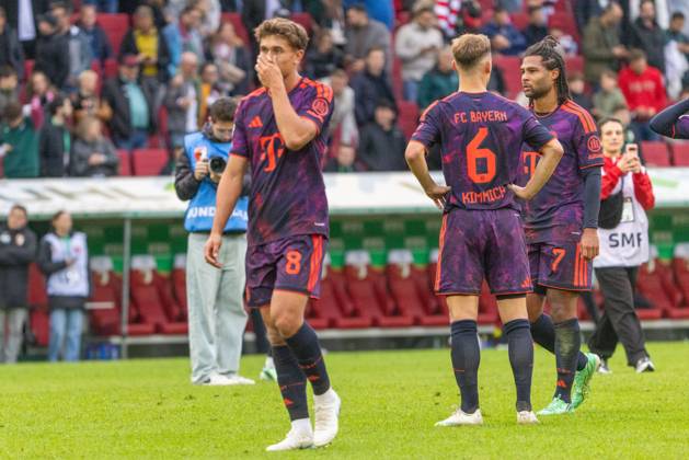 Tom Bischof (FC Bayern Munich), Joshua Kimmich (FC Bayern Munich), and Serge Gnabry (FC Bayern Munich) (from left to right) look disappointed; FC Augsburg vs. FC Bayern Munich, Bundesliga, Soccer, Bundesliga 1, Matchday 5, October 10, 2026. DFL regulations prohibit any use of photographs as image sequences and or quasi-video. Copyright: xkolbert-press PeterxFastlx
