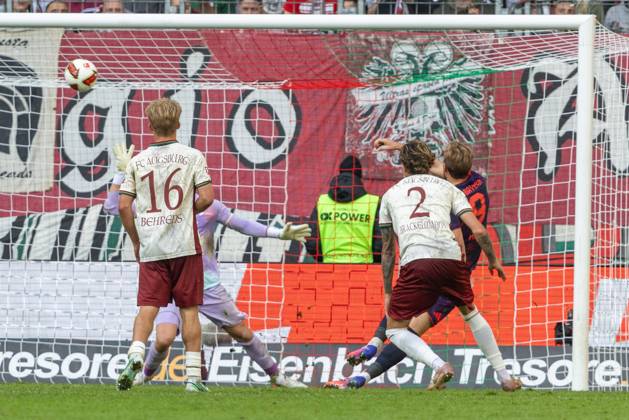 Harry Kane of FC Bayern Munich misses a great chance, FC Augsburg vs. FC Bayern Munich, Bundesliga Soccer, Soccer, Bundesliga 1, Matchday 5, October 10, 2026. DFL regulations prohibit any use of photographs as image sequences and or quasi-video. Copyright: xkolbert-press PeterxFastlx