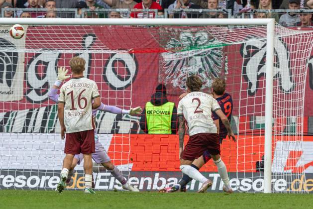 Harry Kane of FC Bayern Munich misses a great chance, FC Augsburg vs. FC Bayern Munich, Bundesliga Soccer, Soccer, Bundesliga 1, Matchday 5, October 10, 2026. DFL regulations prohibit any use of photographs as image sequences and or quasi-video. Copyright: xkolbert-press PeterxFastlx