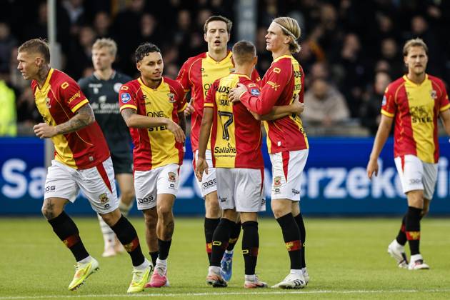 DEVENTER - Mathis Suray of Go Ahead Eagles (m) receives congratulations after scoring the 1-1 equalizer during the Dutch Eredivisie match between Go Ahead Eagles and Sparta Rotterdam at De Adelaarshorst on October 10, 2026 in Deventer, the Netherlands. BART STOUTJESDIJK ANP Eredivisie 2026 27 xVIxANPxSportx xxANPxIVx 572032537 originalFilename: 572032537