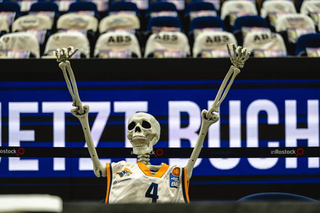 Rostock, Germany, October 10, 2026; easyCredit BBL 2026–2027, Matchday 5: Rostock Seawolves vs. Fitness First Würzburg Baskets. Pictured: Spooky October at the Rostock Stadthalle, featuring a skeleton wearing a Seawolves jersey. Copyright: xFotostandx xVoelkerx
