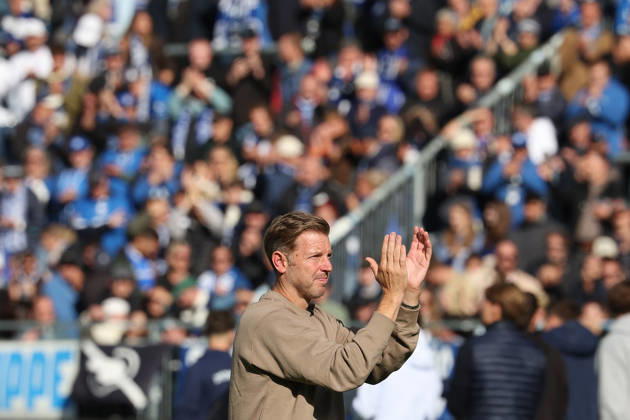 October 10, 2026, Soccer, 2. Bundesliga, SV Darmstadt 98 vs. Energie Cottbus, from left: head coach Florian Kohfeldt; SV Darmstadt 98 applauds the fans after the game Copyright: HMBxMedia JoaquimxFerreira