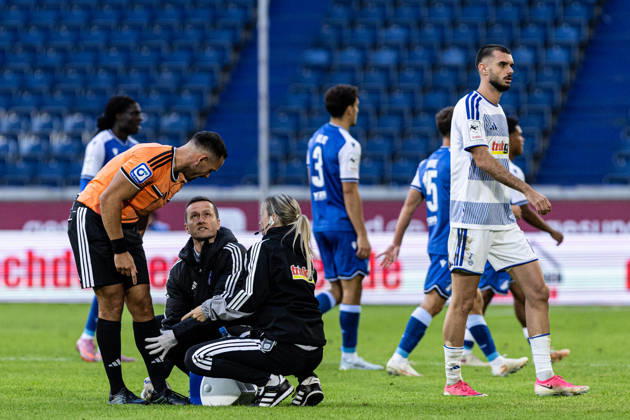 3rd Division: MSV Duisburg vs. TSG Hoffenheim II, October 10, 2026. Referee Leonidas Exuzidis receives medical attention. 3rd Division, Matchday 8: MSV Duisburg vs. TSG Hoffenheim II at Schauinsland Reisen Arena, Duisburg, October 10, 2026 DFB regulations prohibit any use of photographs as image sequences and or quasi-video Copyright: xBEAUTIFULxSPORTS Buriakovx