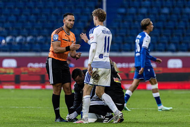 3rd Division: MSV Duisburg vs. TSG Hoffenheim II, October 10, 2026. Referee Leonidas Exuzidis receives medical attention, Dominik Kother, MSV Duisburg, 11, 3rd Division, Matchday 8, MSV Duisburg vs. TSG Hoffenheim II, Schauinsland Reisen Arena, Duisburg, October 10, 2026. DFB regulations prohibit any use of photographs as image sequences and or quasi-video. Copyright: xBEAUTIFULxSPORTS Buriakovx