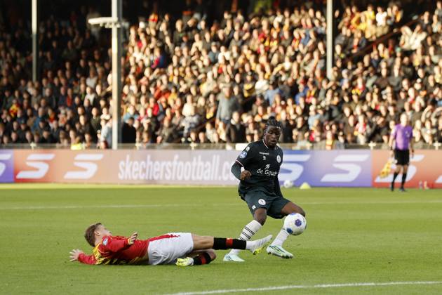 DEVENTER - (lr) Giovanni van Zwam of Go Ahead Eagles, Isaac Babadi of Sparta Rotterdam during the Dutch Eredivisie match between Go Ahead Eagles and Sparta Rotterdam at De Adelaarshorst on October 10, 2026 in Deventer, the Netherlands. BART STOUTJESDIJK ANP Eredivisie 2026 27 xVIxANPxSportx xxANPxIVx 572034030 originalFilename: 572034030
