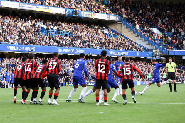 Chelsea gegen Bournemouth, 10. Oktober 2026, London, Premier League, Fußball: Chelsea gegen Bournemouth – Jordan Henderson von Chelsea erzielt per Freistoß das fünfte Tor. Foto: Jacques Feeney, Abseits, London, Großbritannien Copyright: xJacquesxFeeneyx xOffsidexOffside