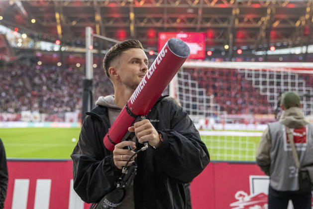 GER, Leipzig, Fussball, Bundesliga, 5. Spieltag, RB Leipzig vs. Eintracht Frankfurt im Bild v.l.: Christoph Baumgartner (RB Leipzig 14), mit Trikot-Kanone 10.10.2026, Red-Bull Arena Leipzig DFL DFB REGULATIONS PROHIBIT ANY USE OF PHOTOGRAPHS AS IMAGE SEQUENCES AND OR QUASI-VIDEO, Leipzig Red-Bull Arena Sachsen Germany Copyright: xPaulxFritzx