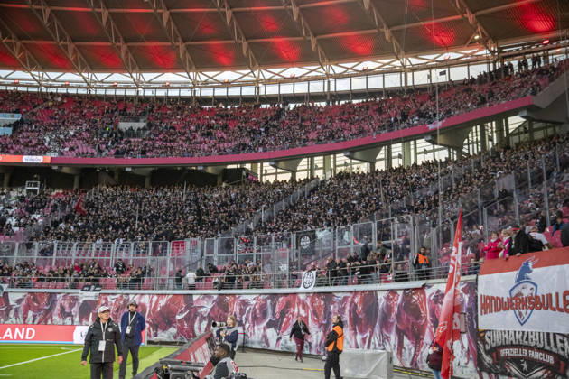 GER, Leipzig, Fussball, Bundesliga, 5. Spieltag, RB Leipzig vs. Eintracht Frankfurt im Bild v.l.: Gaestefans, Gaesteblock von Frankfurt 10.10.2026, Red-Bull Arena Leipzig DFL DFB REGULATIONS PROHIBIT ANY USE OF PHOTOGRAPHS AS IMAGE SEQUENCES AND OR QUASI-VIDEO, Leipzig Red-Bull Arena Sachsen Germany Copyright: xPaulxFritzx