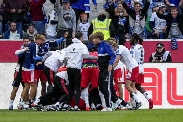 Hamburger SV (HSV) players celebrate the goal that made the score 2–3, Celebration, goal celebration, goal scored, celebrating the goal, goal, celebration, cheering the goal, joy, happiness, happy, optimistic, positive, game scene, highlight, action, 10 10 2026, Sinsheim, Germany, soccer, Bundesliga, TSG 1899 Hoffenheim, Hamburger SV; DFB and DFL regulations prohibit any use of photographs as image sequences and or quasi-video xozx