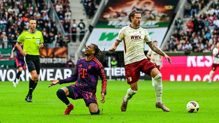 October 10, 2026, GER, Soccer, Men s, 1st Bundesliga, Matchday 5, FC Augsburg vs. FC Bayern Munich; Referee: Sven Jablonski; Michael Olise (Bayern Munich); 17 after a foul by Calvin Brackelmann (FC Augsburg); 2 Augsburg WWK Arena; Bayern; Germany Copyright: xNordphotox xHafnerx