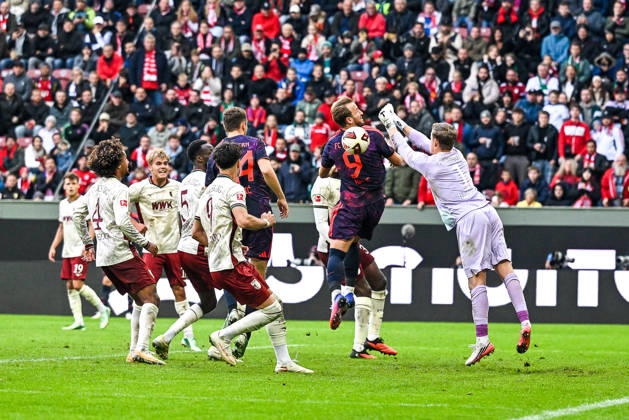 October 10, 2026, GER, Soccer, Men s, 1. Bundesliga, Matchday 5, FC Augsburg vs. FC Bayern Munich; Finn Dahmen (FC Augsburg) makes a punch save against Harry Kane (Bayern Munich), 1-9; Augsburg, WWK Arena, Bayern, Germany Copyright: xNordphotox xHafnerx