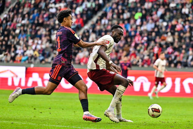 October 10, 2026, GER, Soccer, Men s, 1. Bundesliga, Matchday 5, FC Augsburg vs. FC Bayern Munich: Nathaniel Brown (Bayern Munich), No. 11, is unable to get past Chrislain Matsima (FC Augsburg), No. 5. Augsburg WWK Arena, Bayern, Germany Copyright: xNordphotox xHafnerx
