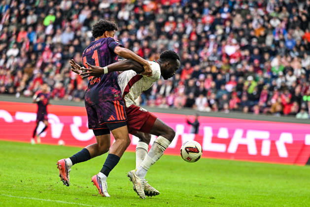 October 10, 2026, GER, Soccer, Men s, 1. Bundesliga, Matchday 5, FC Augsburg vs. FC Bayern Munich: Nathaniel Brown (Bayern Munich), No. 11, is unable to get past Chrislain Matsima (FC Augsburg), No. 5. Augsburg WWK Arena, Bayern, Germany Copyright: xNordphotox xHafnerx