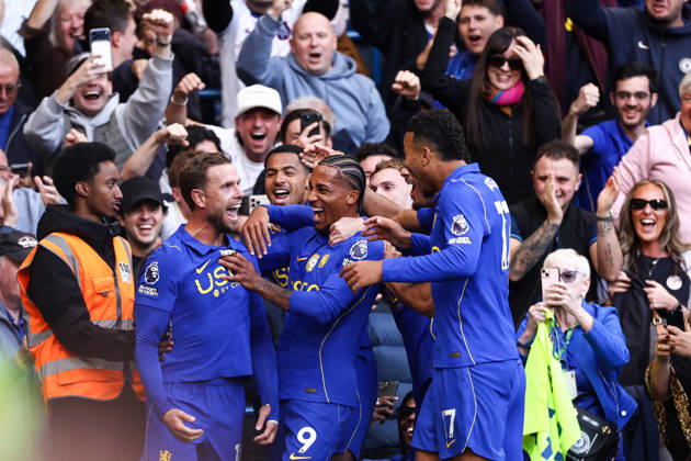 Chelsea gegen Bournemouth, 10. Oktober 2026, London, Premier League, Fußball: Chelsea gegen Bournemouth. Jordan Henderson von Chelsea feiert das fünfte Tor gemeinsam mit Joao Pedro von Chelsea und Levi Colwill von Chelsea. Foto: Jacques Feeney, Offside, London, Großbritannien Copyright: xJacquesxFeeneyx xOffsidexOffside