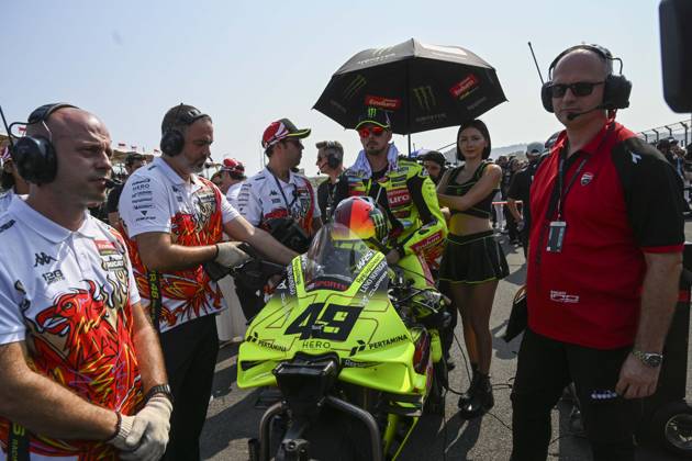 (261010) -- LOMBOK, Oct. 10, 2026 -- Pertamina Enduro VR46 Racing Team s Fabio Di Giannantonio (C) of Italy prepares before the sprint race of MotoGP at Mandalika International circuit in Lombok, Indonesia, Oct. 10, 2026. ) (SP)INDONESIA-LOMBOK-MOTOGP-SPRINT RACE-MANDALIKA INTERNATIONAL CIRCUIT Zulkarnain