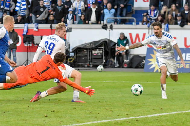 Peter Remmert (Duisburg, 39) scores the goal to make it 3 2 10 10 2026 ¢ Soccer ¢ MSV Duisburg vs. TSG 1899 Hoffenheim II, Schauinsland Reisen Arena, Duisburg, DFB and DFL regulations prohibit any use of photographs as image sequences and or quasi-video. NRW, Germany Copyright: xpepphotox xSaschaxWeizx pep00321, pep_20261010_hm