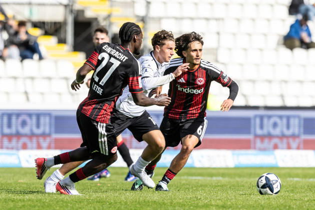 SSV Ulm 1846 Soccer vs. Eintracht Frankfurt II, Soccer, Regionalliga Southwest, Matchday 11, Donaustadion Ulm, October 26, Collin Owusu Etse (Eintracht Frankfurt II), 27, Karl Kempf, SSV Ulm 1846 Soccer, 14, Eba Bekir Is, Eintracht Frankfurt II, 6, SSV Ulm 1846 Soccer vs. Eintracht Frankfurt II, Soccer, Regionalliga Southwest, Matchday 11, Donaustadion Ulm, October 26, 2010; Photo by Lucca Fundel; Ulm Donaustadion, Baden-Württemberg, Germany