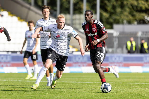 SSV Ulm 1846 Soccer vs. Eintracht Frankfurt II, Soccer, Regionalliga Southwest, Matchday 11, Donaustadion Ulm, October 26, Leon Müller, SSV Ulm 1846 Soccer, 17, Collin Owusu Etse Eintracht Frankfurt II, 27 SSV Ulm 1846 Soccer vs. Eintracht Frankfurt II, Soccer, Regionalliga Southwest, Matchday 11, Donaustadion, Ulm, October 26, Photo by Lucca Fundel, Ulm, Donaustadion, Baden-Württemberg, Germany