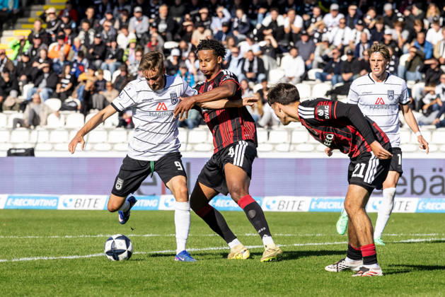 SSV Ulm 1846 Soccer vs. Eintracht Frankfurt II, Soccer, Regionalliga Southwest, Matchday 11, Donaustadion Ulm, October 26, 2010, from left: Lucas Röser, SSV Ulm 1846 Soccer, 09, Julian Yao Mawuli Etse Eintracht Frankfurt II, 4 SSV Ulm 1846 Soccer vs. Eintracht Frankfurt II, Soccer, Regionalliga Southwest, Matchday 11, Donaustadion Ulm, October 26, 2010. Photo by Lucca Fundel, Ulm Donaustadion, Baden-Württemberg, Germany