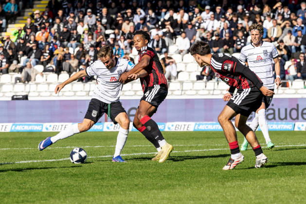 SSV Ulm 1846 Soccer vs. Eintracht Frankfurt II, Soccer, Regionalliga Southwest, Matchday 11, Donaustadion Ulm, October 26, 2010, from left: Lucas Röser, SSV Ulm 1846 Soccer, 09, Julian Yao Mawuli Etse Eintracht Frankfurt II, 4 SSV Ulm 1846 Soccer vs. Eintracht Frankfurt II, Soccer, Regionalliga Southwest, Matchday 11, Donaustadion Ulm, October 26, 2010. Photo by Lucca Fundel, Ulm Donaustadion, Baden-Württemberg, Germany