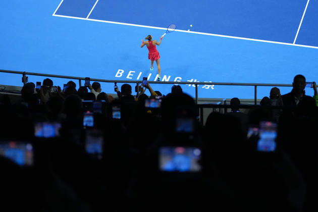 (261010) -- BEIJING, Oct. 10, 2026 -- Zheng Qinwen hits a return during the women s singles semifinal between Zheng Qinwen of China and Elise Mertens of Belgium at 2026 China Open tennis tournament in Beijing, China, Oct. 10, 2026. ) (SP)CHINA-BEIJING-TENNIS-CHINA OPEN-WOMEN S SINGLES-SEMIFINAL (CN) JuxHuanzong