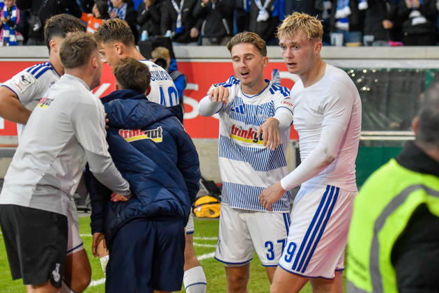 Peter Remmert (Duisburg, 39) celebrates with the team after scoring the goal that made it 3–2. 10 10 2026 ¢ Soccer ¢ MSV Duisburg vs. TSG 1899 Hoffenheim II, Schauinsland Reisen Arena, Duisburg, DFB and DFL regulations prohibit any use of photographs as image sequences and or quasi-video. NRW, Germany Copyright: xpepphotox xSaschaxWeizx pep00321, pep_20261010_hm