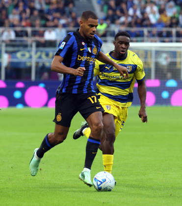 October 10, 2026, Milan, MILAN: Inter Milan™s Andy Diouf (L) challenges for the ball with Parma™s Mandela Keita during the Italian serie A soccer match between Inter and Parma at Giuseppe Meazza stadium in Milan, 10 October 2026..ANSA MATTEO BAZZI. Soccer; Serie A: Inter Vs Parma  - ZUMAa110 20261010_zaf_a110_029 Copyright: xMatteoxBazzix