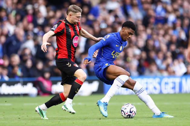 Chelsea gegen Bournemouth, 10. Oktober 2026, London, Premier League, Fußball: Chelsea gegen Bournemouth. Josh Acheampong von Chelsea und Adrien Truffert von Bournemouth. Foto: Jacques Feeney, Offside, London, Großbritannien Copyright: xJacquesxFeeneyx xOffsidexOffside