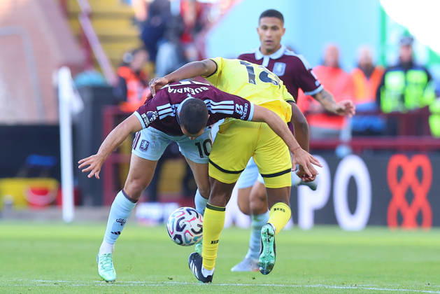 Aston Villa v Brentford, Premier League Emiliano Buendia of Aston Villa and Mamadou Sangarà of Brentford FC battle for possession during the Aston Villa v Brentford Premier League match at Villa Park, Birmingham, England on 10 October 2026 Credit: Ryan Crockett Every Second Media Editorial use only. All images are copyright Every Second Media Limited. No images may be reproduced without prior permission. All rights reserved. Premier League and Football League images are subject to licensing agreements with Football DataCo Limited. see https: www.football-dataco.com Copyright: xIMAGO EveryxSecondxMediax ESM-2212-0126 RyanxCrockettx xEveryxSecondxMediax