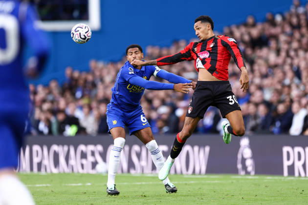 Chelsea gegen Bournemouth, 10. Oktober 2026, London, Premier League, Fußball: Chelsea gegen Bournemouth – Álvaro Rodríguez von Bournemouth und Levi Colwill von Chelsea. Foto: Jacques Feeney, Offside, London, Großbritannien Copyright: xJacquesxFeeneyx xOffsidexOffside