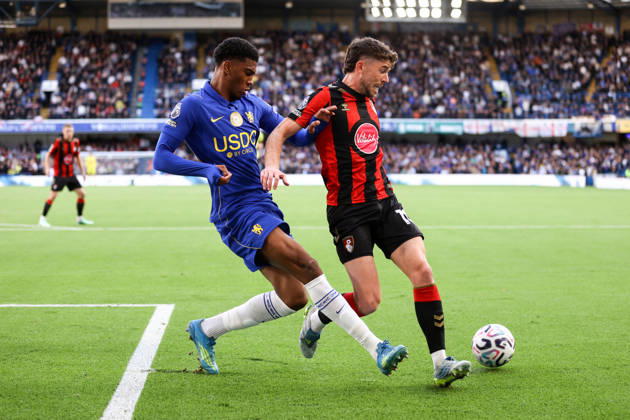 Chelsea gegen Bournemouth, 10. Oktober 2026, London, Premier League, Fußball: Chelsea gegen Bournemouth – Josh Acheampong von Chelsea und Ryan Christie von Bournemouth. Foto: Jacques Feeney, Offside, London, Großbritannien Copyright: xJacquesxFeeneyx xOffsidexOffside