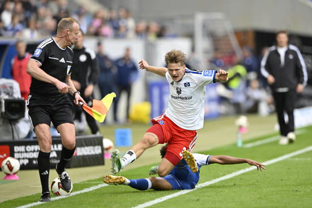 Tackle, Action: Bernardo (TSG 1899 Hoffenheim) 13 vs. David Moeller Wolfe (Hamburger SV HSV) 03 Assistant Referee (Linesman) TSG 1899 Hoffenheim vs. Hamburger SV HSV 10 10 2026 DFL regulations prohibit any use of PHOTOGRAPHS AS IMAGE SEQUENCES AND OR QUASI-VIDEO TSG 1899 Hoffenheim vs. Hamburger SV HSV