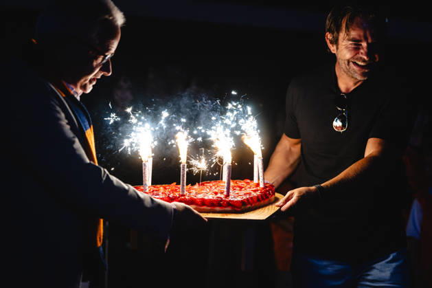 Rostock, Germany, October 10, 2026; easyCredit BBL 2026–2027, Matchday 5: Rostock Seawolves vs. Fitness First Würzburg Baskets. Pictured: Robert Dahl holding a cake with fireworks candles. Copyright: xFotostandx xVoelkerx