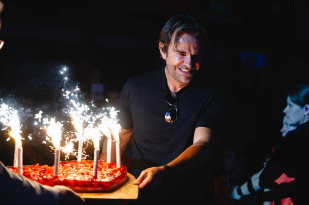Rostock, Germany, October 10, 2026; easyCredit BBL 2026–2027, Matchday 5: Rostock Seawolves vs. Fitness First Würzburg Baskets. Pictured: Robert Dahl holding a cake with fireworks candles. Copyright: xFotostandx xVoelkerx