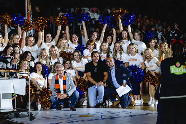 Rostock, Germany, October 10, 2026; easyCredit BBL 2026–2027, Matchday 5: Rostock Seawolves vs. Fitness First Würzburg Baskets. Pictured: The Seawolves Dance Team celebrating its 10th anniversary, with Robert Dahl in the center. Copyright: xFotostandx xVoelkerx