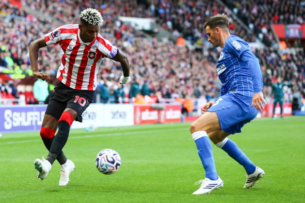 SUNDERLAND, ENGLAND, OCTOBER 10: Nilson Angulo of Sunderland AFC (L) on the ball is pressured by Pascal Groß of Brighton & Hove Albion (R) during a Premier League 2026-27 match between Sunderland AFC and Brighton & Hove Albion at the Stadium of Light on October 10, 2026 in Sunderland, England. (Photo by Zach Forster Sports Press Photo) Copyright: xZachxForster SportsxPressxPhotox Sportspressphoto_SPR251093