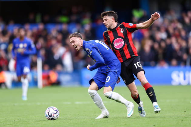 Chelsea gegen Bournemouth, 10. Oktober 2026, London, Premier League, Fußball: Chelsea gegen Bournemouth – Cole Palmer von Chelsea und Ryan Christie von Bournemouth. Foto: Jacques Feeney, Offside, London, Großbritannien Copyright: xJacquesxFeeneyx xOffsidexOffside
