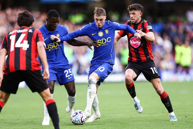 Chelsea gegen Bournemouth, 10. Oktober 2026, London, Premier League, Fußball: Chelsea gegen Bournemouth. Cole Palmer von Chelsea wird von Ryan Christie von Bournemouth unter Druck gesetzt, während dieser Moises Caicedo von Chelsea aus dem Weg schiebt. Foto: Jacques Feeney, Offside, London, Großbritannien Copyright: xJacquesxFeeneyx xOffsidexOffside