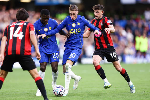 Chelsea gegen Bournemouth, 10. Oktober 2026, London, Premier League, Fußball: Chelsea gegen Bournemouth. Cole Palmer von Chelsea wird von Ryan Christie von Bournemouth unter Druck gesetzt, während dieser Moises Caicedo von Chelsea aus dem Weg schiebt. Foto: Jacques Feeney, Offside, London, Großbritannien Copyright: xJacquesxFeeneyx xOffsidexOffside
