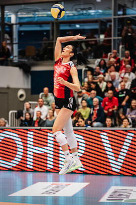 Pictured: Jasmine Gross serving, 3, MTV Stuttgart, October 10, 2026, Dresdner SC Allianz MTV Stuttgart, DEKRA 1st Bundesliga Women, Volleyball, Germany, Dresden, Cyberport Arena Copyright: HMBxMedia xEtiennexSchlick